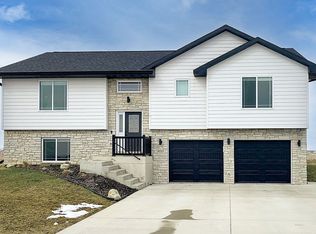 8717 Cashel Dr, Peosta, IA 52068
