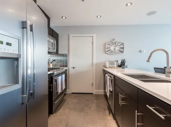 135 13th Ave SW #2210, Calgary, AB T2R 0W8