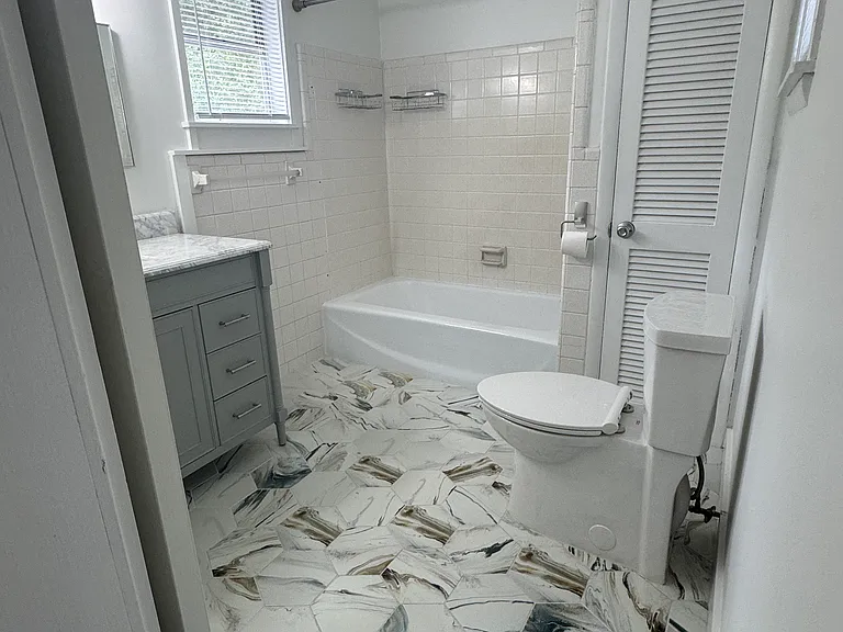 Primary bath with tub/shower and closet