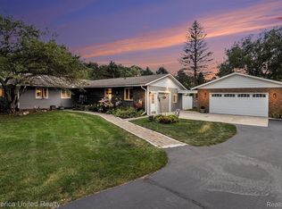 2400 Pinewood Ct, Milford, MI 48381
