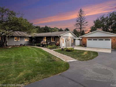 2400 Pinewood Ct, Milford, MI, 48381