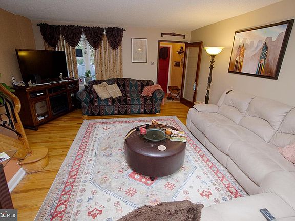 4th image of 114 E Walnut Park Dr