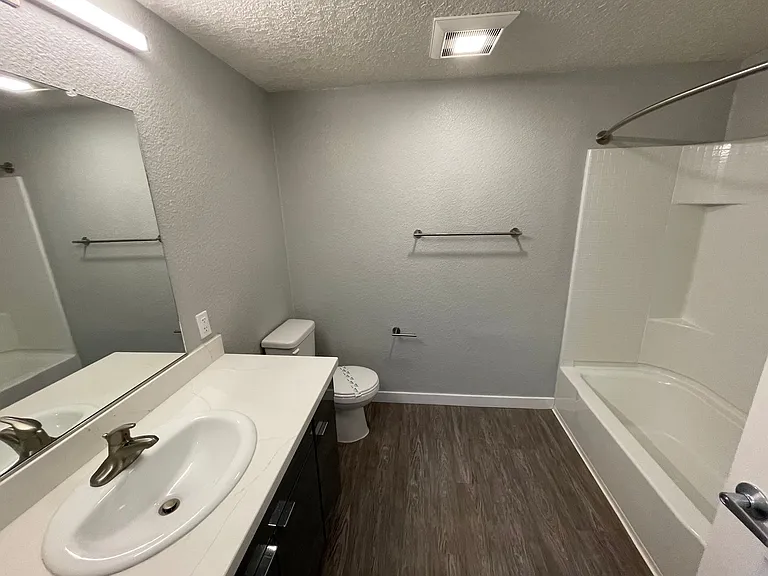 River House Apartments — Photo 57