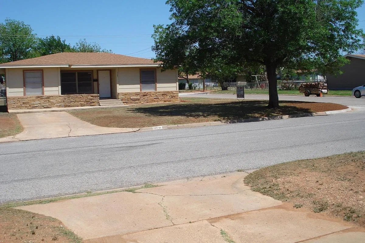 1141 S Crockett Drive — Photo 2