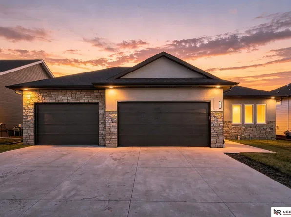 9028 Trader Dr, Lincoln, NE 68507