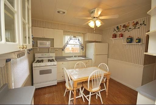 4th image of 9527 Natoma Ave