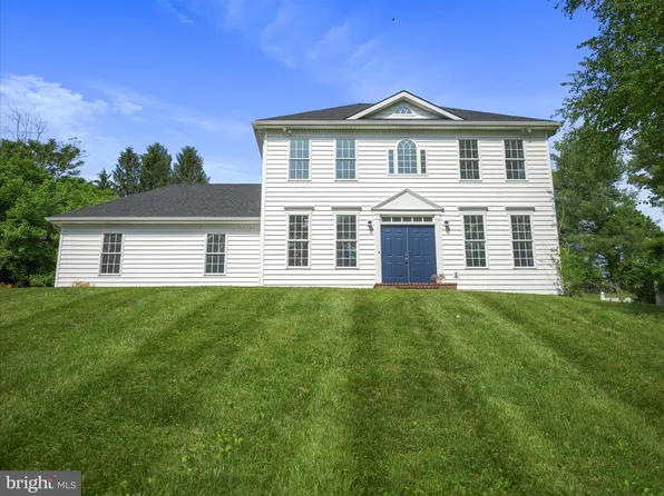 526 Colston Dr, Falling Waters, WV 25419