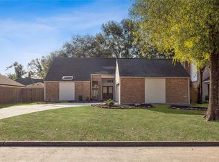 6611 Castle Lane Dr, Houston, TX 77066
