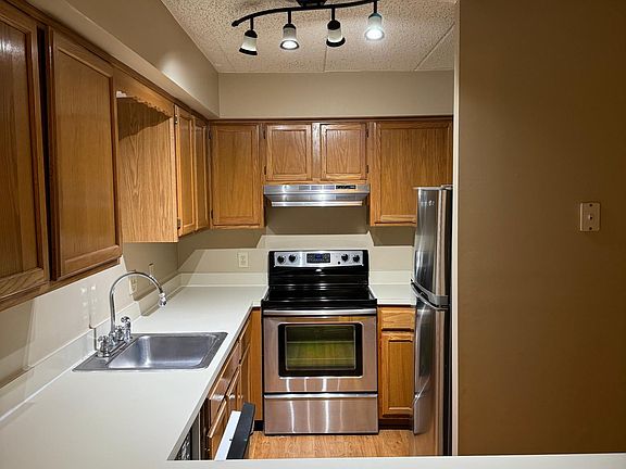 Kitchen with stainless steel appliances (refrigerator, dishwasher, electric oven)