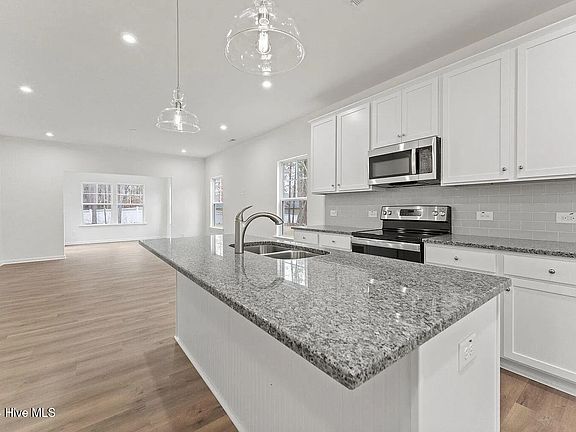 4th image of 123 Sutherland Dr
