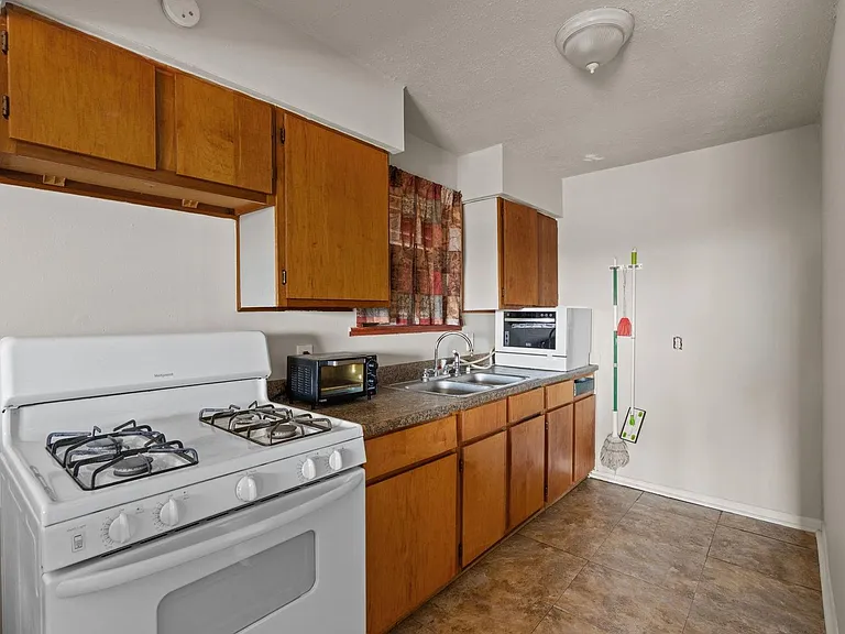 810 93rd St — Photo 2
