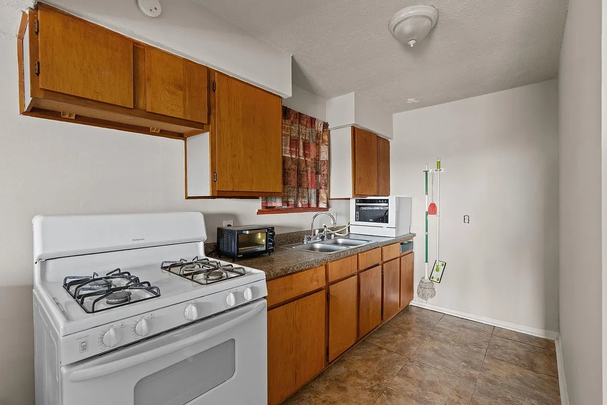 Building Photo - 810 93rd St