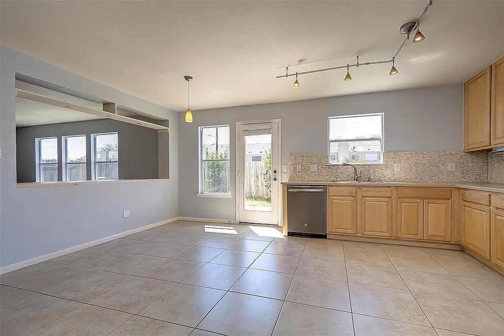 4 bed, 2.5 bath, 2840 sqft, $2,195 — Photo 3