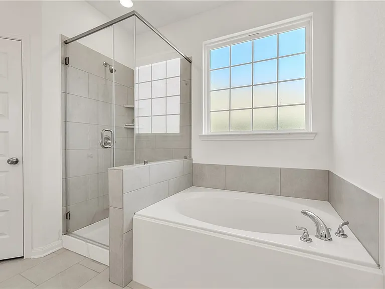 1386 Kingsgate Dr — Photo 17