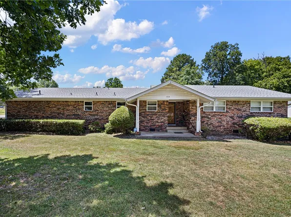 704 S Vine St, Clarksville, AR 72830