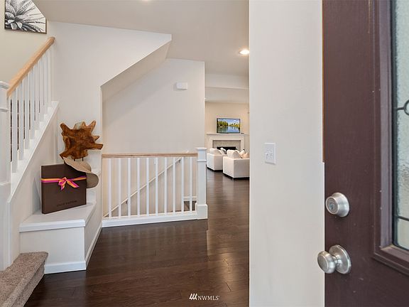 Spacious and inviting entrance, hardwood throughout main floor.