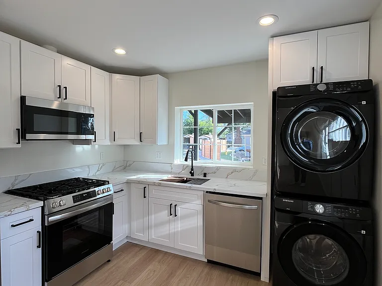 7543 Loma Verde Ave — Photo 2