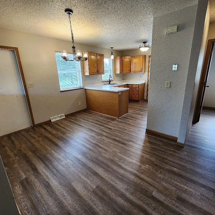 3 bed, 2.0 bath, 1200 sqft, $1,625 — Photo 3