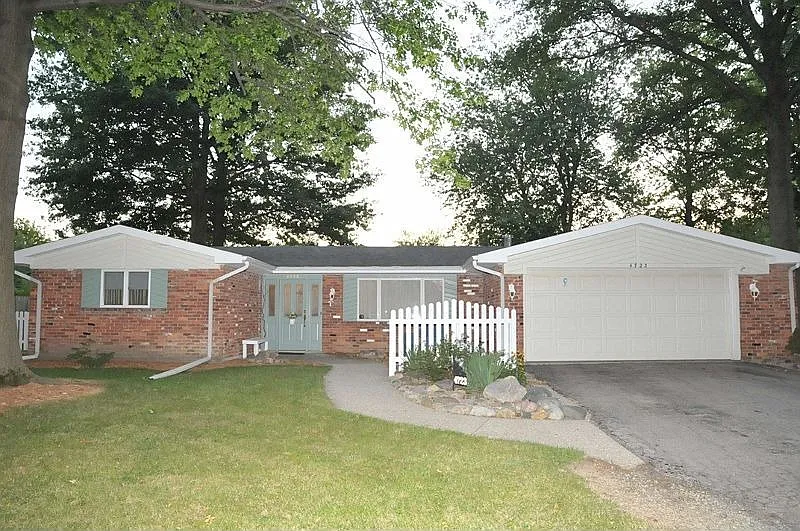 4723 Imperial Park Dr photo 1