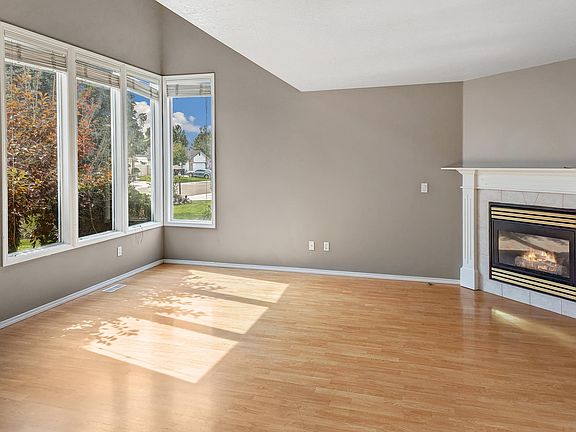 3rd image of 866 W Creekbury St