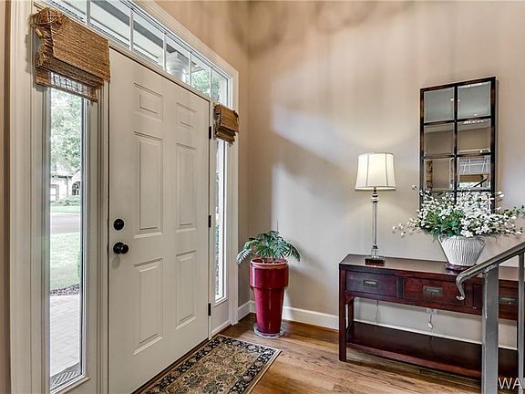 3rd image of 1719 Williamsburg Ln