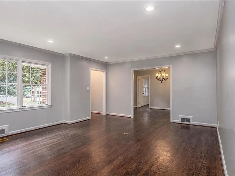 388 Lakemoore Dr NE — Photo 4
