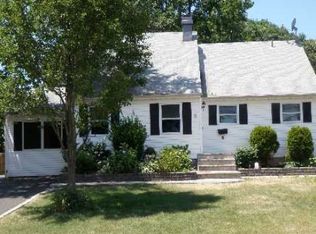 6 Towne Ln, Centereach, NY 11720