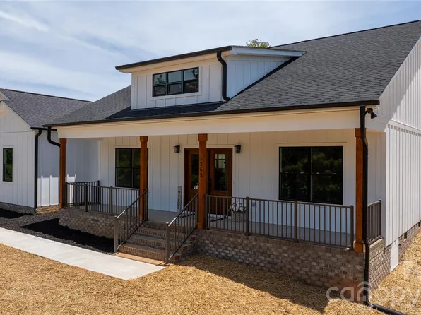 1265 Misty Ln, Hickory, NC 28601
