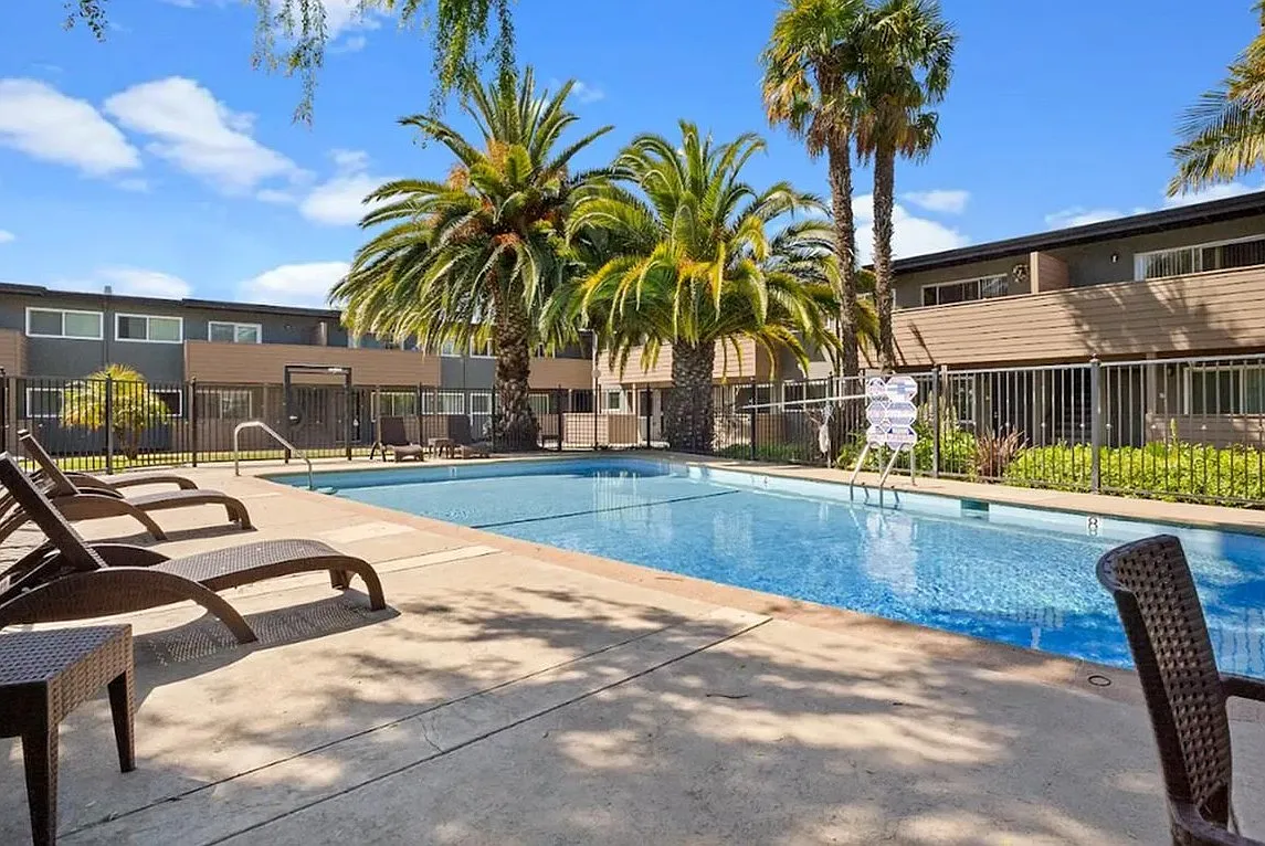 The Palms Apartments — Photo 1