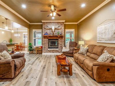 136 Oakwood Ct, Lakeside, TX, 76135