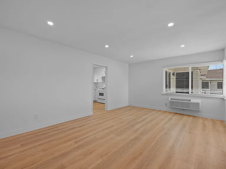 2426 N Buena Vista St #CC — Photo 15