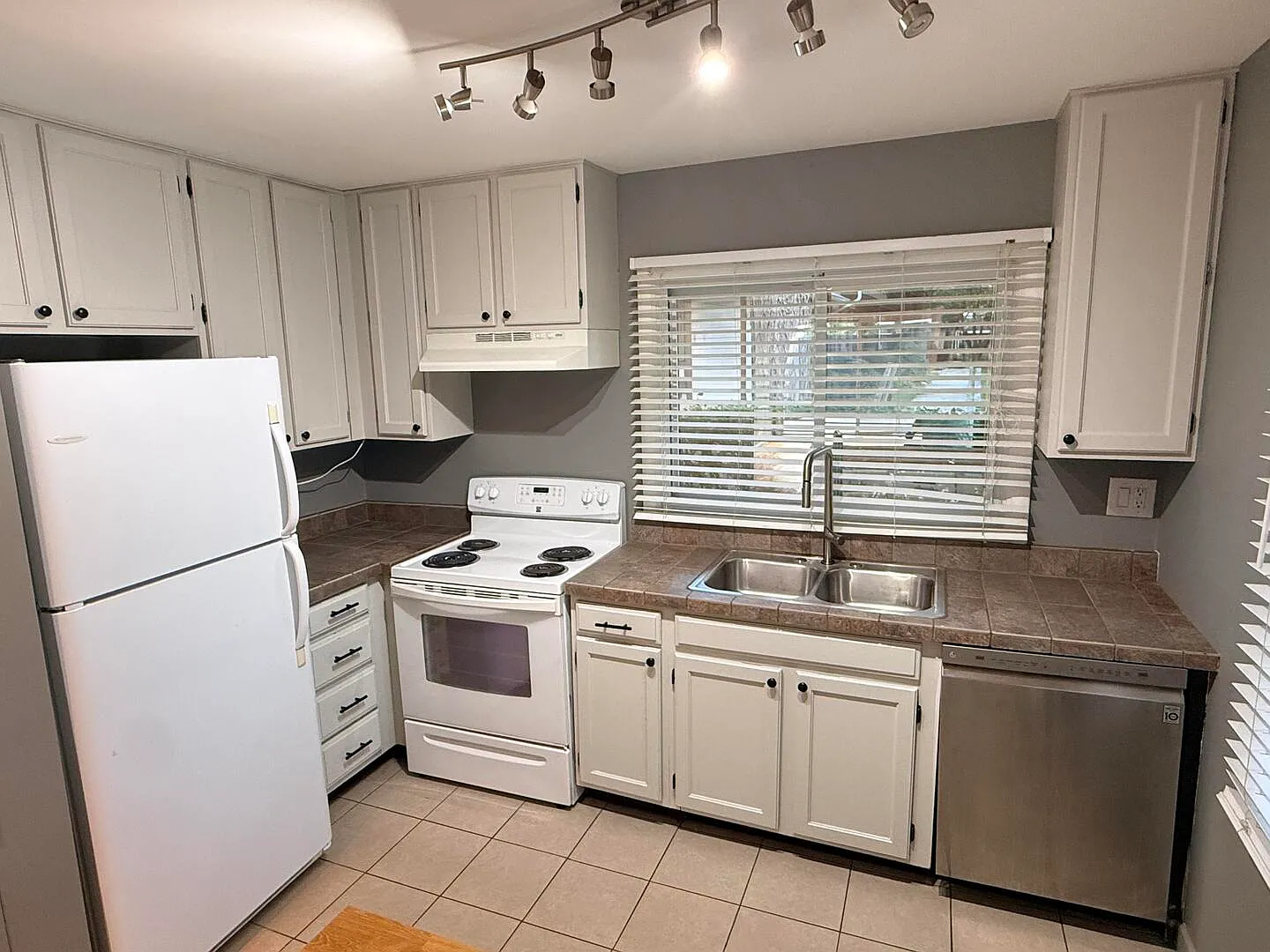 2 bed, 833 sqft, $1,850 — Photo 4