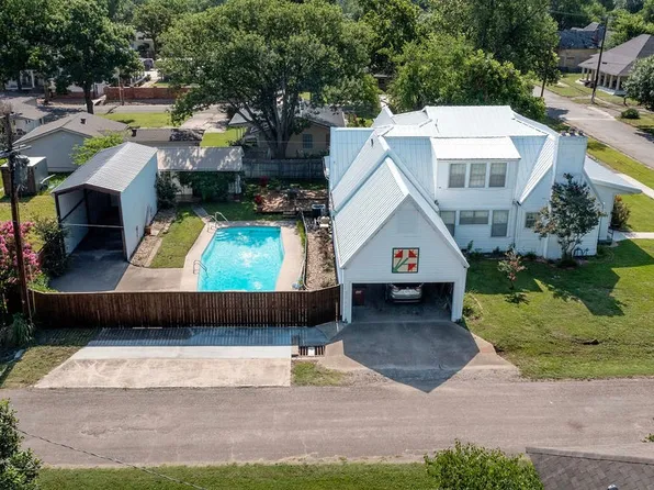 701 Market St E, Honey Grove, TX 75446