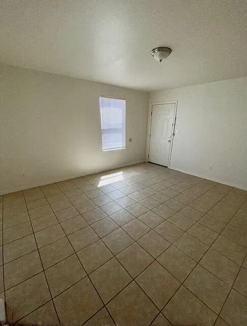 3 bed, 2.0 bath, 895 sqft, $1,150 — Photo 3
