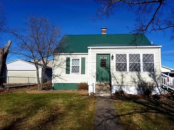 48 Illini Dr, Taylorville, IL 62568