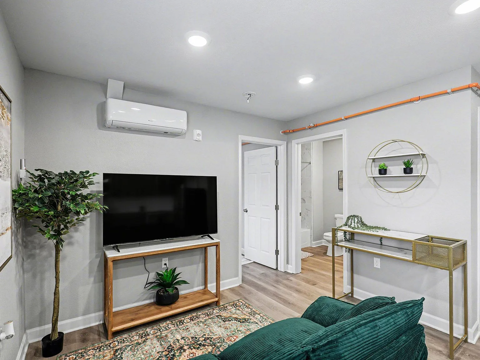 Mayfair Apartments — Photo 4