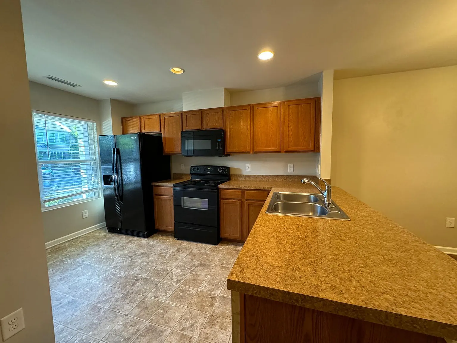 2 bed, 2.5 bath, 1208 sqft, $1,645 — Photo 2