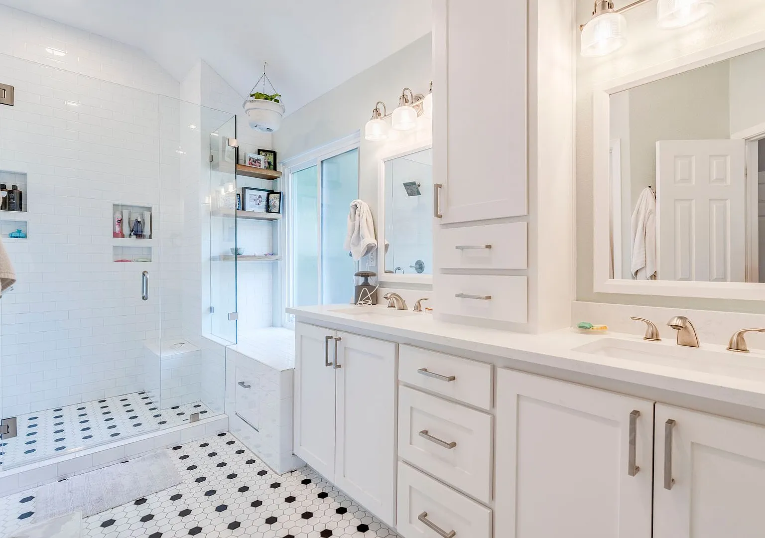 Welcome to this stylish 4 bed, 3.5 bathroom!! — Photo 3