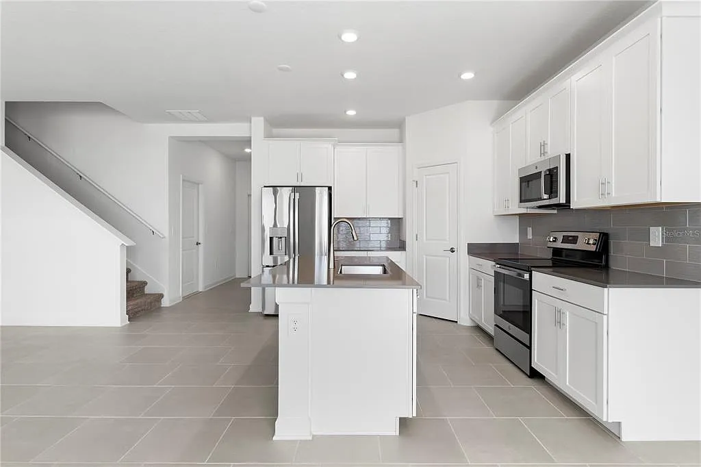 5 bed, 3.0 bath, 2571 sqft, $3,300 — Photo 3