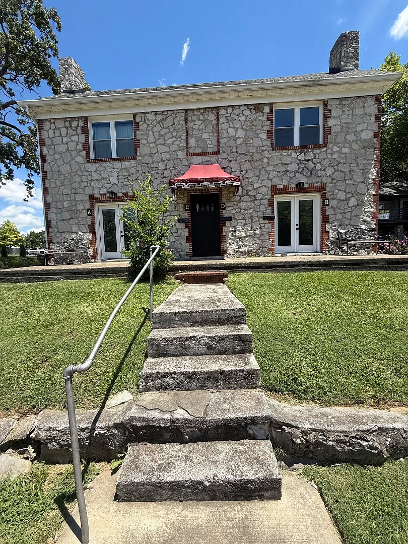 610 Cabell Dr - D — Photo 1