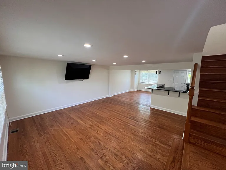 1583 Doxbury Rd — Photo 3