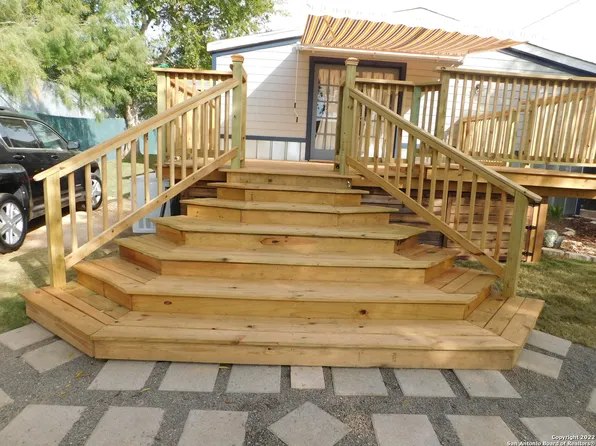 1424 KAYROE RD, Adkins, TX 78101