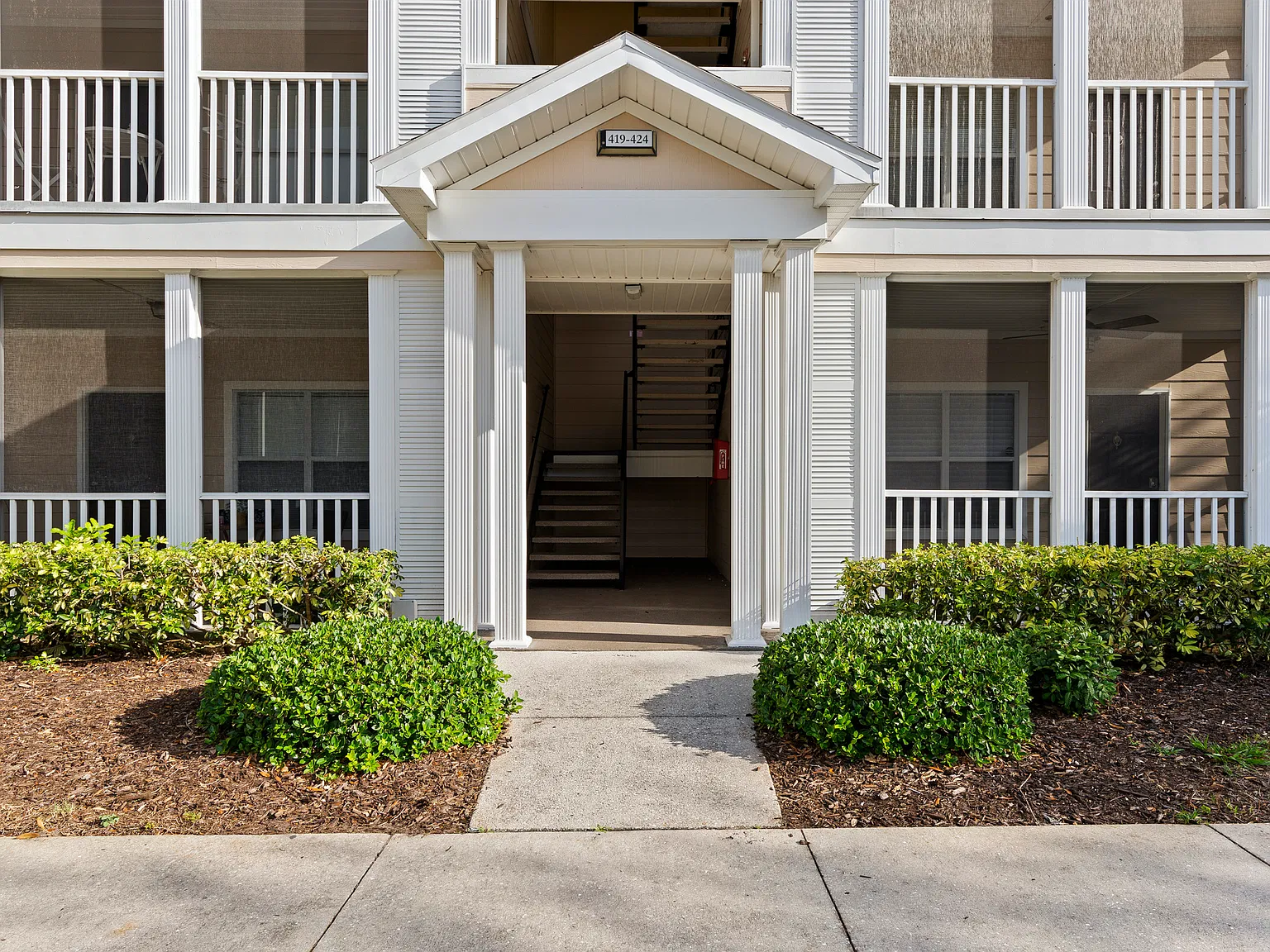 2 bed, 1048 sqft, $1,650 — Photo 2