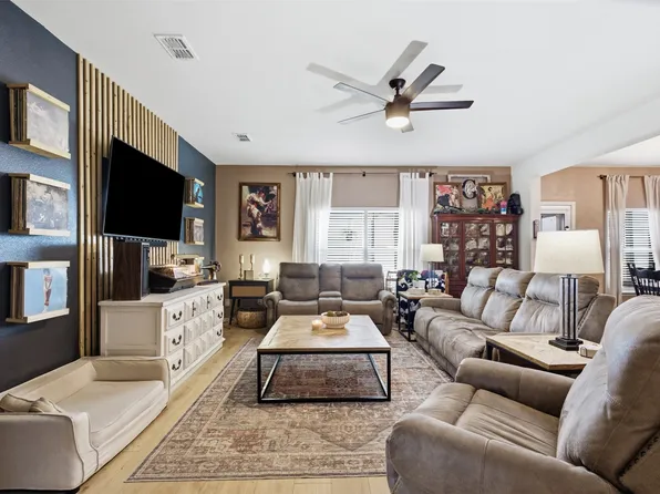 112 Saloon Cv E, Newark, TX 76071