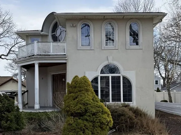 7 Madison Ave, Bayville, NY 11709