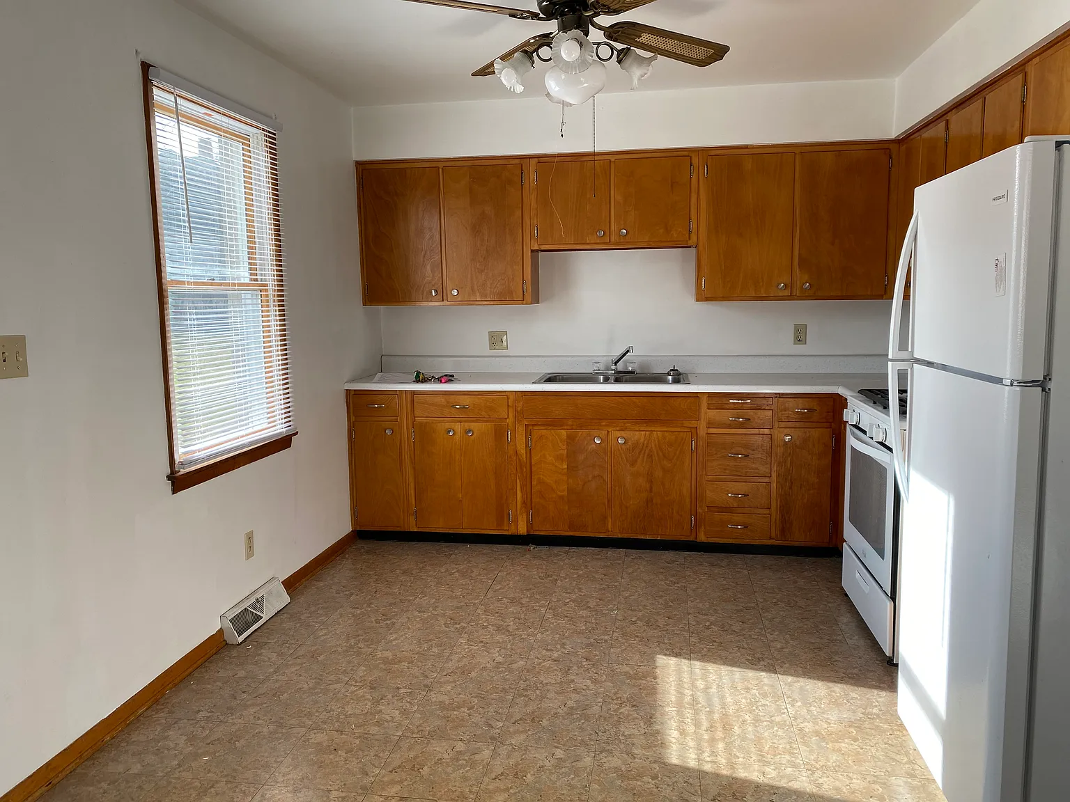 2 bedrooms 1.5 bath Triplex w/updates — Photo 1