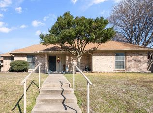 10124 Stoneleigh Dr, Benbrook, TX 76126