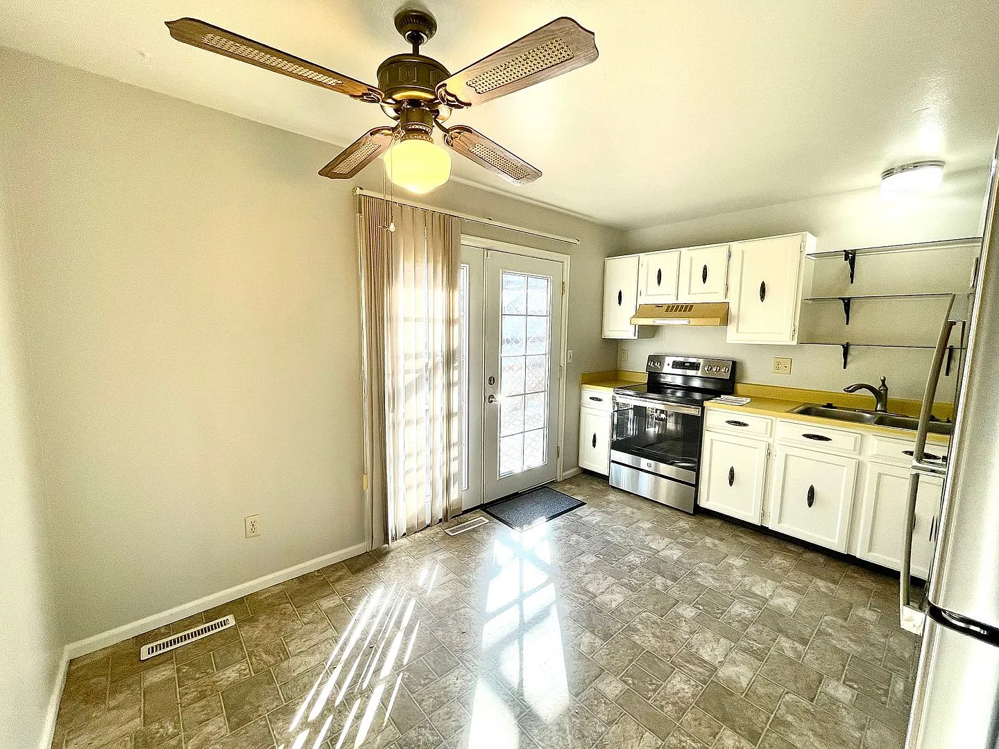 Beautifully updated 3 bedroom 2 bath home in Greeley! — Photo 4