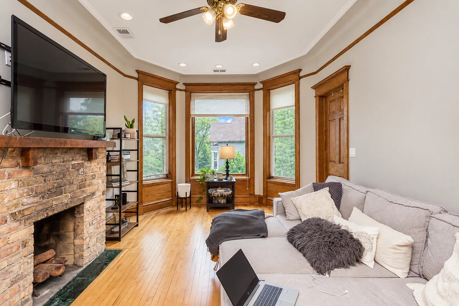 3 bed, 1.0 bath, 1200 sqft, $3,300 — Photo 2
