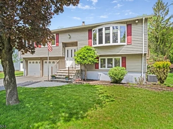19 Beacon Rd, Hopatcong Boro, NJ 07843